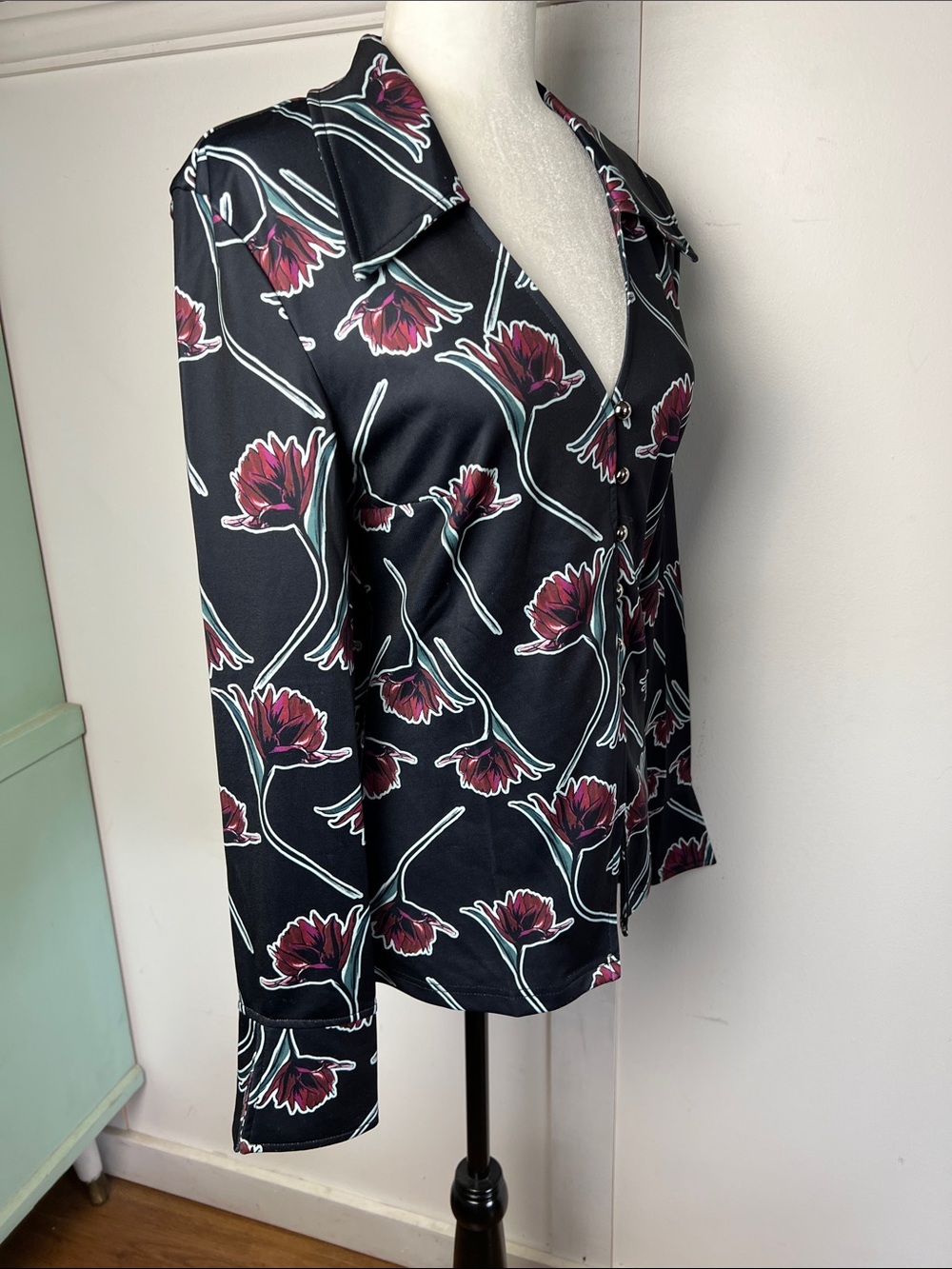 Unique Vintage Black Floral Button-Front Top - Picture 4 of 6